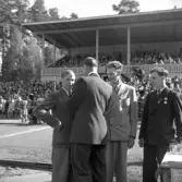SM i gång på Värendsvallen, 1943.
Prisutdelning. Lagtävlingen 10 km gång, juniorer. VAIS.