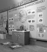 Aktiv Ungdom, 1943. Skärm från Växjö Stiftsråd Kyrkliga Bildningsförbundet. Interiör av utställningen 