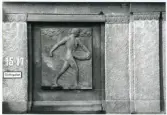 Västerås, kv. Märta.
Relief på byggnaden Slottsgatan 15-17.