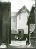 Västerås, Centrum, kv. Mina.
Innergård vid Hållgatan. C:a 1910.