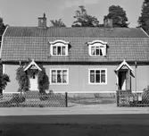 Vaktbergsvägen 14, kvarteret Klangen. En av de så kallade Skomakarkåkarna. Husen byggdes som bostäder till arbetarna vid skofabriken Standard, som startade 1908. Som arkitekt anlitades Karl Güettler. Totalt var det åtta hus. Området kom att kallas Skomakarstan, även om skofabriken lade ner sin verksamhet redan 1911. Husen revs omkring 1968.