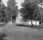 Vaktbergsvägen 14, kvarteret Klangen. En av de så kallade Skomakarkåkarna. Fotograferat från tomten med utedass och förråd.Husen byggdes som bostäder till arbetarna vid skofabriken Standard, som startade 1908. Som arkitekt anlitades Karl Güettler. Totalt var det åtta hus. Området kom att kallas Skomakarstan, även om skofabriken lade ner sin verksamhet redan 1911. Husen revs omkring 1968.