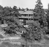 Flerfamiljshus på Industrivägen 17, kallat Rackarbacken, kvarteret Tangenten. Fotografiet är taget från baksidan. Fastigheten köptes 1962 av Telegrafverket. Rackarbacken byggdes 1906 av byggmästare Axel Krantz, arkitekt Karl Güettler. 