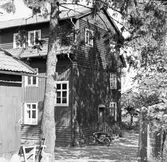 Flerfamiljshus på Industrivägen 17, kallat Rackarbacken, kvarteret Tangenten. Fotografiet är taget från ena husgaveln. Fastigheten köptes 1962 av Telegrafverket. Rackarbacken byggdes 1906 av byggmästare Axel Krantz, arkitekt Karl Güettler.