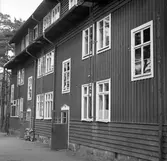 Flerfamiljshus på Industrivägen 17, kallat Rackarbacken, kvarteret Tangenten. Fasad med entrédörrar. Fastigheten köptes 1962 av Telegrafverket. Rackarbacken byggdes 1906 av byggmästare Axel Krantz, arkitekt Karl Güettler.