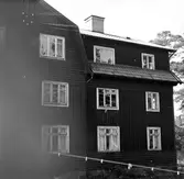 Flerfamiljshus på Industrivägen 17, kallat Rackarbacken, kvarteret Tangenten. Fasad baksidan. Fastigheten köptes 1962 av Telegrafverket. Rackarbacken byggdes 1906 av byggmästare Axel Krantz, arkitekt Karl Güettler.