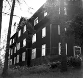 Flerfamiljshus på Industrivägen 17, kallat Rackarbacken, kvarteret Tangenten. Fasad långsida. Fastigheten köptes 1962 av Telegrafverket. Rackarbacken byggdes 1906 av byggmästare Axel Krantz, arkitekt Karl Güettler.