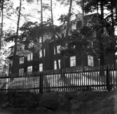 Flerfamiljshus på Industrivägen 17, kallat Rackarbacken, kvarteret Tangenten. Fasad baksidan. Fastigheten köptes 1962 av Telegrafverket. Rackarbacken byggdes 1906 av byggmästare Axel Krantz, arkitekt Karl Güettler.