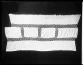 Katalogkort med foto. Påskrift Fru Br. Gyllenhammar, Bollnäs. Väggduk med knyppling, linne. 1600-talet. Hälsingland Ovanåkers sn.