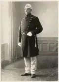 Poliskonstapel G.W. Karlsson, Växjö, iförd sommaruniform med solkask, s.k. Stanleyhatt.
Helfigur. Ateljéfoto.