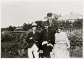 Överkonstapel Magni Ekman, Växjö, omgiven av några familjemedlemmar. 
I bakgrunden syns Ringsbergsskolan och en del av Spetsamossen.
Augusti 1923.