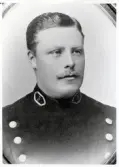 Poliskonstapel Emil Falk, Växjö.
Bröstbild, halvprofil. Ateljéfoto.