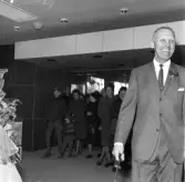 Stadsfullmäktige ordförande Sven Svensson har klippt bandet och folk strömmar in i det nyöppnade varuhuset Rosen i Huskvarna. 8 april år 1965.