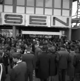 Folksamling väntar på att det nya Rosen varuhuset ska öppna den 4 april år 1965 i Huskvarna.