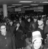 Folk strömmar in i det nya varuhuset Rosen i Huskvarna. 8 april år 1965.