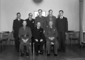Foto av ett antal herrar i kostym och uniform.
Folkets Hus-styrelse (?). (AB)