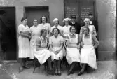 Foto av personal på Stadshotellet, Växjö (?), samlade på en innergård.