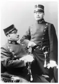 Konstaplarna Theodor Johansson och Manfred Lundin, ca 1912.
Knäbild, halvprofil. Ateljéfoto.
