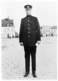 Överkonstapel Manfred Lundin, på stortorget, Växjö, ca 1920-25. 
I bakgrunden syns bl a dåv. Riksbankens hus vid Kronobergsgatan.