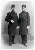 Poliskonstaplarna Arvid Petrusson och C.G. Lindh. 
Växjö 1902. 
Helfigur, ateljéfoto.