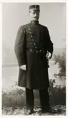 Poliskonstapel Arvid Petrusson, Växjö, 1912.
Helfigur, halvprofil. Ateljéfoto.