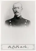 Poliskonstapel Axel Hj. Rask, Växjö, 1904.
Bröstbild, halvprofil. Ateljéfoto.