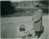 Torborg med sin morfar Georg Nyström