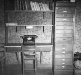 Interiör av kontoret i Oscar Pehrsons speceriaffär. På bokhyllans smala bordsskiva står en skrivmaskin av märket Halda Norden Nr 3. Den tillverkades åren 1930-34. (Se även bildnr VMA11792 K1_51.)