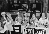 Glada postpensionärer, fr v fröken Anna Thor, fru Svea Waern, fru
Anna Andersson, fru Svea Wallinder och Elvy Jonsson, som var med
bland inbjudna till lunchen.