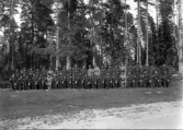 Foto av en pluton (?) militärer med befäl.
I 11, Växjö