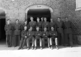 Gruppfoto utanför kasern.
 I 11, Växjö