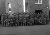 Gruppfoto utanför kasern. 
I 11, Växjö