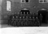 Gruppfoto utanför kasern.
I 11, Växjö