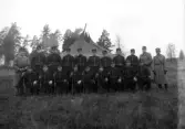Gruppfoto med befäl framför tält.
I 11, Växjö