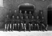 Gruppfoto utanför kasern.
I 11, Växjö