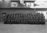Gruppfoto på kaserngård.
I 11, Växjö