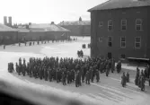 Foto av vinterövning. Uppställning på kaserngården.
I 11, Växjö