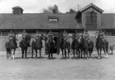 Åtta man till häst utanför ett stall. 
I 11, Växjö
