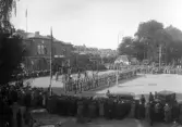 Gustav V mottar hederstruppen utanför järnvägsstationen i Växjö.