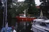 Båten Hjelmaren och två mindre båtar förtöjda vid kaj i Svartån på Båtens dag, 1994-06-03