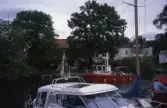 Båten Hjelmaren och och andra båtar förtöjda vid kaj i Svartån på Båtens dag, 1994-06-03