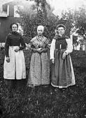 Tre kvinnor i Sorundadräkt
