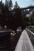 Både båtar och kanoter slussas genom Dalslands kanal, 1977
