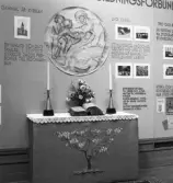 Aktiv Ungdom, 1943. Skärm från Växjö Stiftsråd Kyrkliga Bildningsförbundet. Interiör av utställningen 