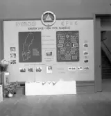 Aktiv Ungdom, 1943. Skärm från Sveriges KFUK, Kristliga Föreningen av Unga Kvinnor. Interiör av utställningen 