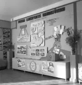 Aktiv Ungdom, 1943. Skärm från Svenska Landsbygdens Ungdomsförbund, SLU. Interiör av utställningen 