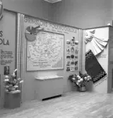 Aktiv Ungdom, 1943. Skärm från Grimslövs Folkhögskola. Interiör av utställningen 