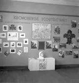 Aktiv Ungdom, 1943. Skärm från Kronobergs Scoutdistrikt.
Interiör av utställningen 