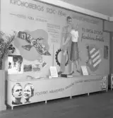 Aktiv Ungdom, 1943. Skärm från Kronobergs Socialdemokratiska Ungdomsdistrikt. Interiör av utställningen 