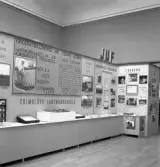 Aktiv Ungdom, 1943. Skärmar från Grimslövs Lantmannaskola. Även Jordbrukare-Ungdomens Förbund, JUF. Interiör av utställningen 